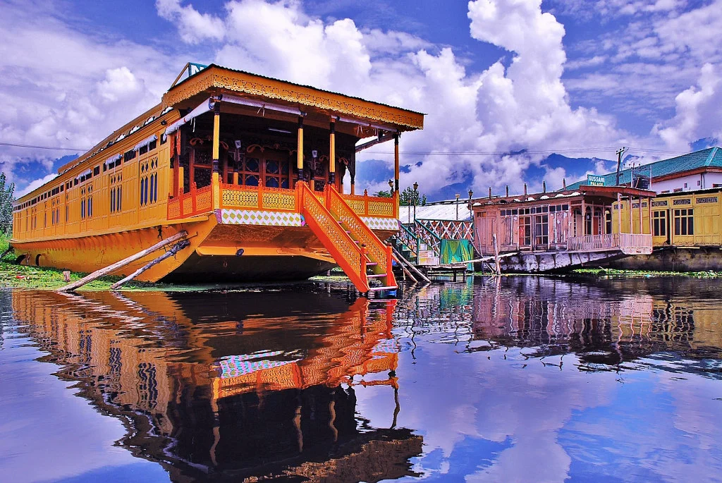 A Solo Traveler’s Guide to Srinagar: Houseboats, Dal Lake, and the Old City
